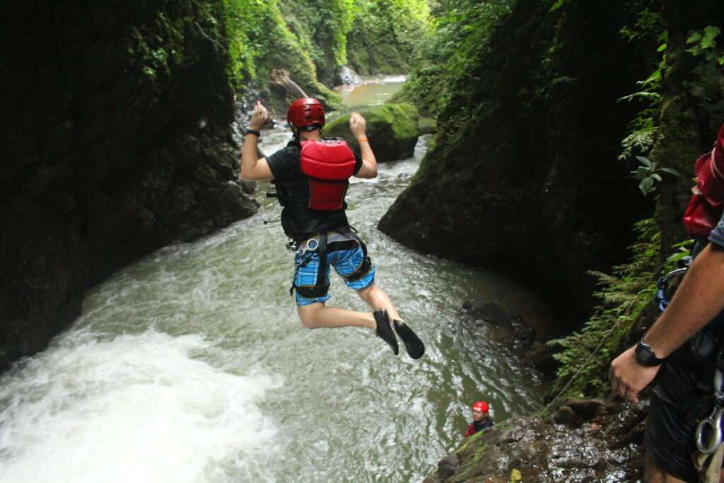 Gravity Falls Waterfall Jumping - Desafio - Visit Nuevo Arenal